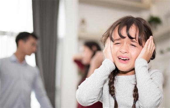 父母离异后,在女儿面前互相辱骂指责,孩子悲愤哭诉