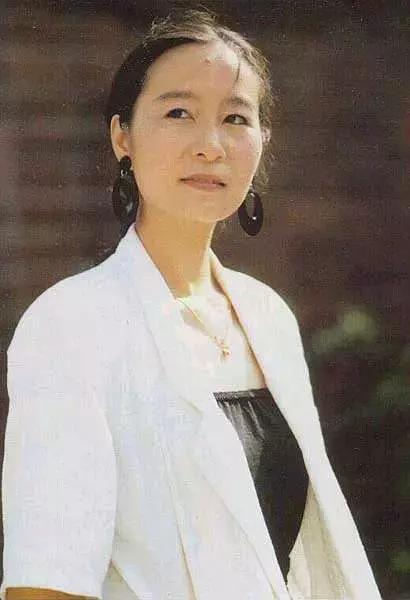 53岁的奚美娟高龄产子仍留不住丈夫的心,帅气儿子像