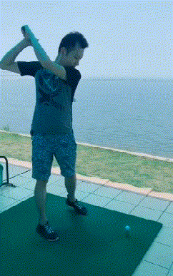 搞笑图片:妹子,还能不能好好睡觉了?