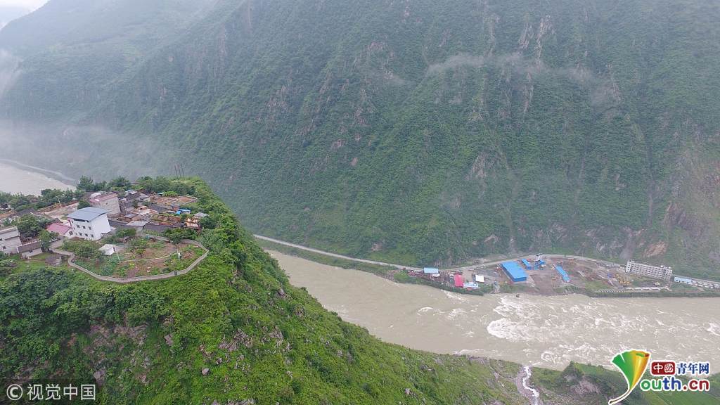 2018年7月4日,四川省甘洛县,奶奶包寨子山脚下,是汹涌的大渡河.