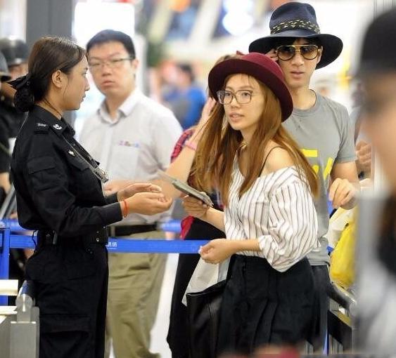 王力宏与老婆机场被拍,素颜的李靓蕾跟上妆后的她大相