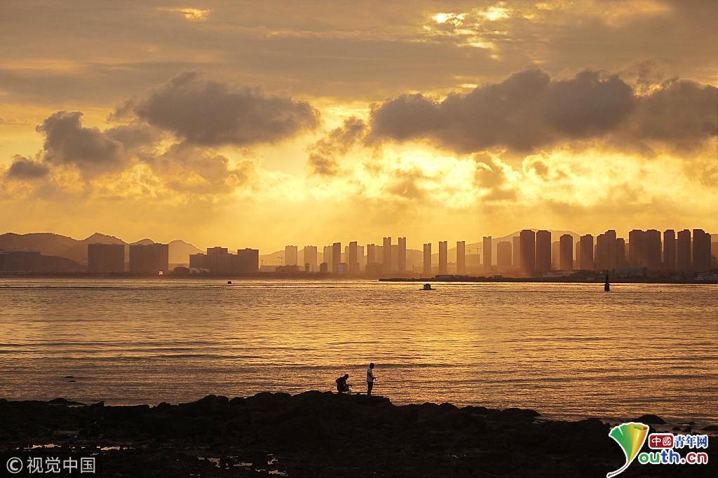 2018年7月7日,黄昏时分的青岛西海岸现大美云霞,景色绮丽迷人.