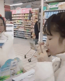 搞笑gif趣图:妹子这衣服设计的不错,后面还有俩个小翅膀