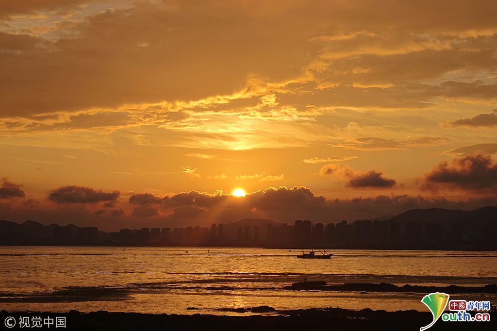 2018年7月7日,黄昏时分的青岛西海岸现大美云霞,景色绮丽迷人.