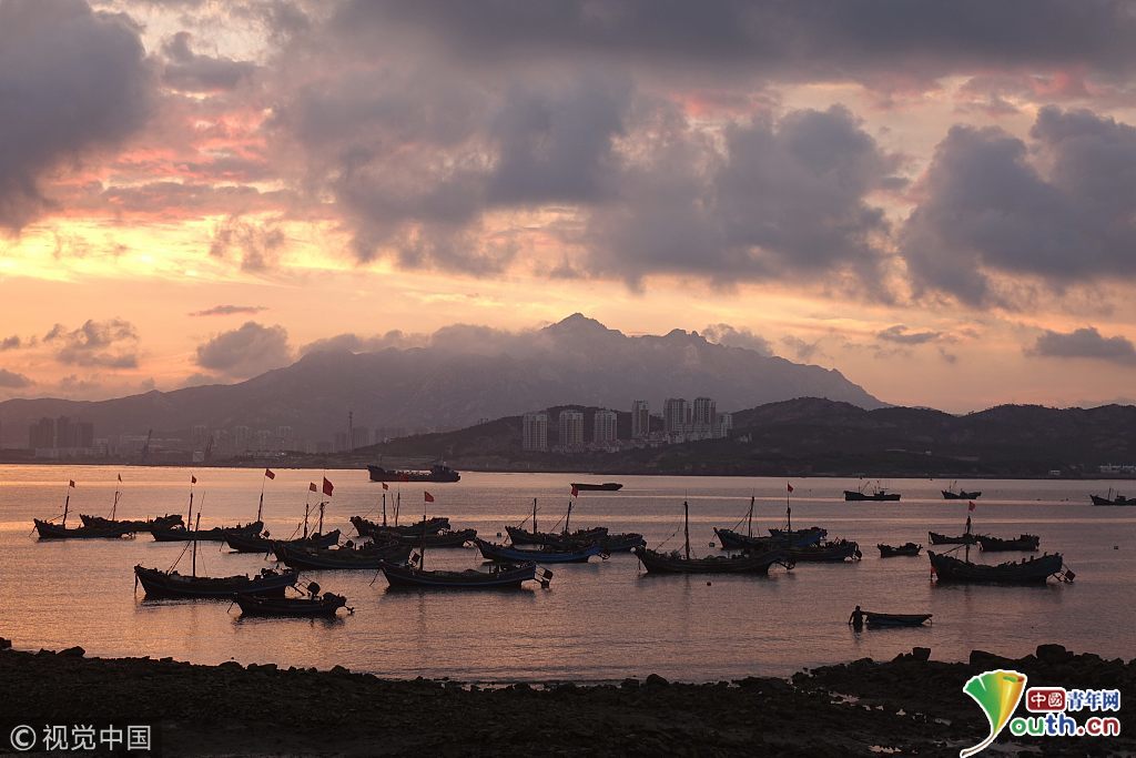 2018年7月7日,黄昏时分的青岛西海岸现大美云霞,景色绮丽迷人.