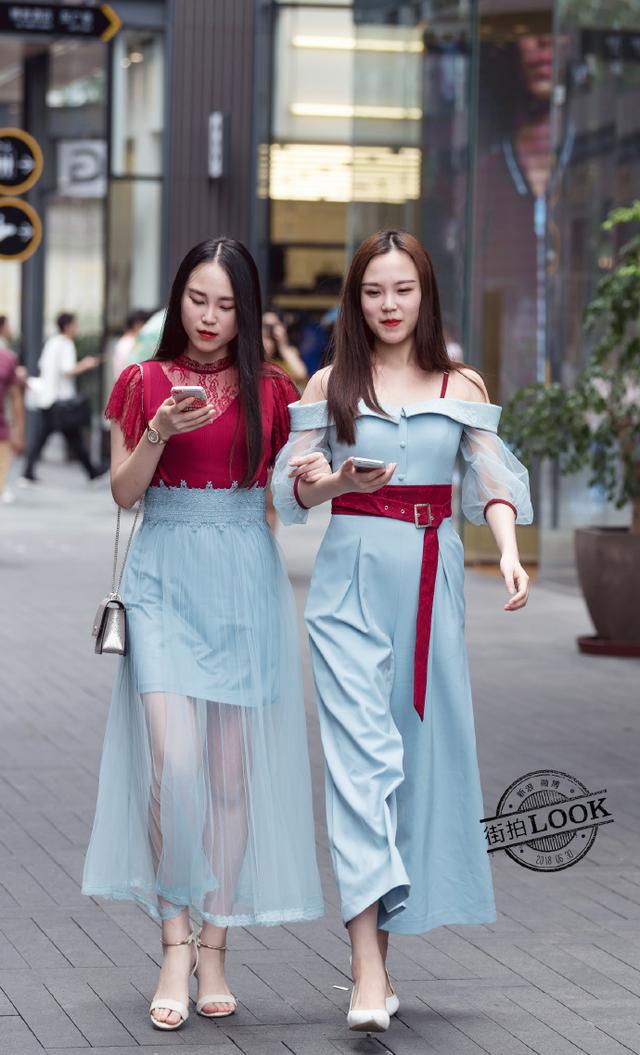 街拍重庆:闺蜜逛街,时尚的穿衣搭配,更能体现你的美!