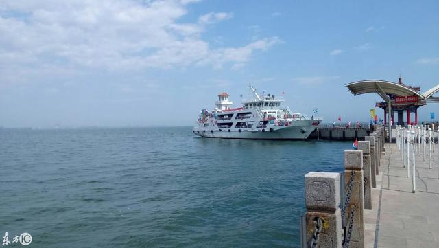 北戴河海濱風景區地處河北省秦皇島市中心的西部。是秦皇島的城市區之一,氣候宜人,二十里長、曲折平坦的沙質海灘,沙軟潮平,背靠樹木蔥郁的聯峰山,自然環境優美。與北京,天津,秦皇島,興城,葫蘆島構成一條黃金旅游帶,北戴河處于旅游帶的節點。(圖片來自東方IC) 北戴河海濱避暑區,西起戴河口,東至鷹角亭,東西長約20華里,南北寬約3華里。另外在北戴河西南20多里的昌黎在1985年開辟為海濱浴場,并計劃建為新的海濱避暑區。北戴河海灘沙質比較好,坡度也比較平緩,是一個優良的天然海水浴場。(圖片來自東方IC) 清光