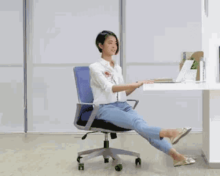 总是喜欢给自己找事做 比如端茶倒水,到办公室外走走透气或是去洗手间