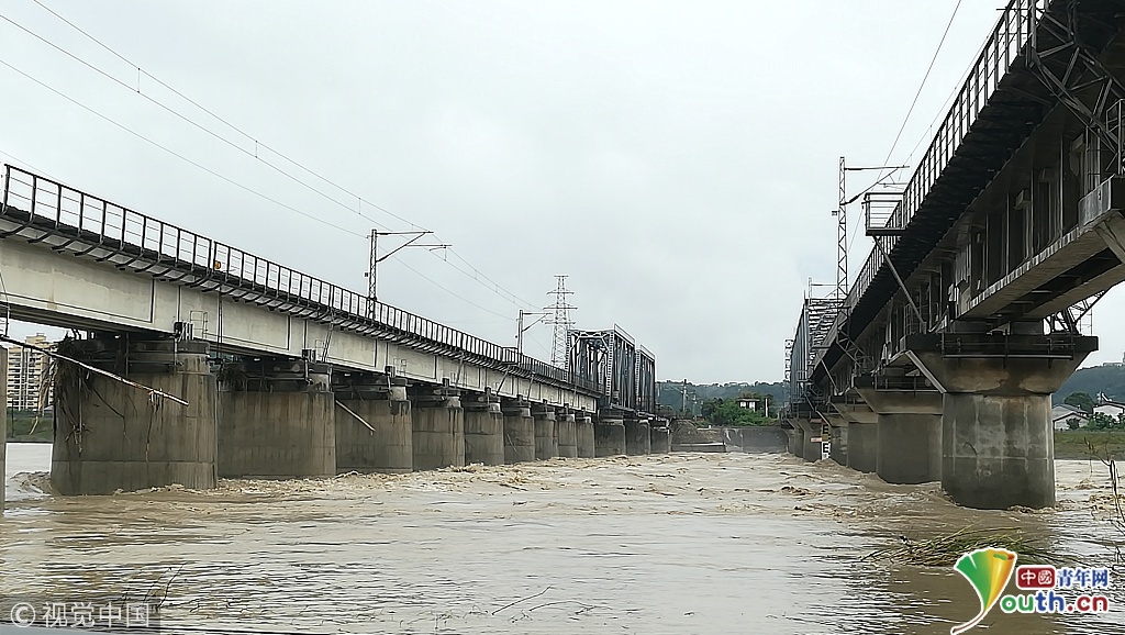 四川绵阳:洪水稍退 涪江大桥铁路桥恢复通车