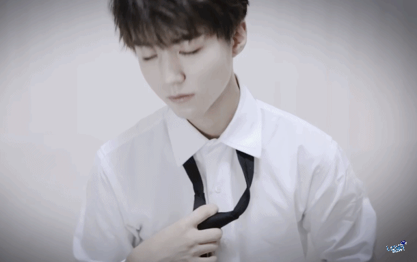 王俊凯打领带日常似拍大片 化身霸道总裁帅气撩人