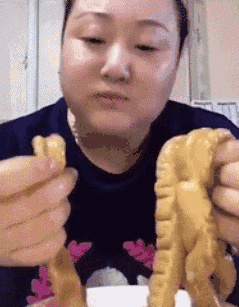 搞笑gif:快递小哥,你这到底是属于哪公司的