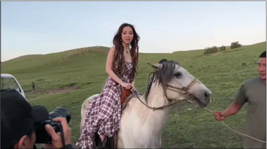 邓紫棋身穿露肩格子裙骑马 变娇俏小女生反应可爱