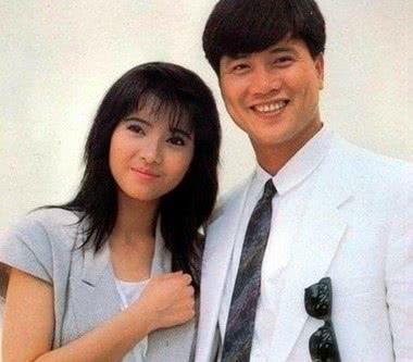 61岁万梓良老婆曝光,整整隐藏了16年,网友:这背景厉害