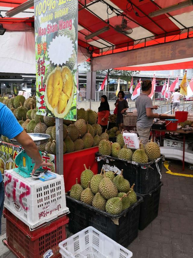 "水果之王"榴莲大丰收,街头的榴莲地摊价,两块钱一个