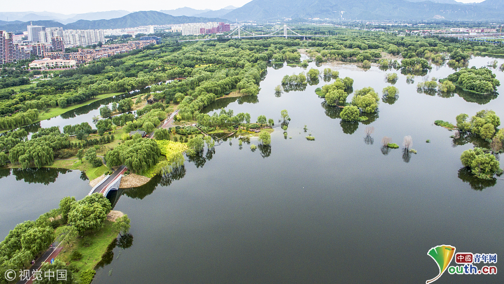 北京:航拍雨后滨河森林公园 湖面宽阔美景尽收