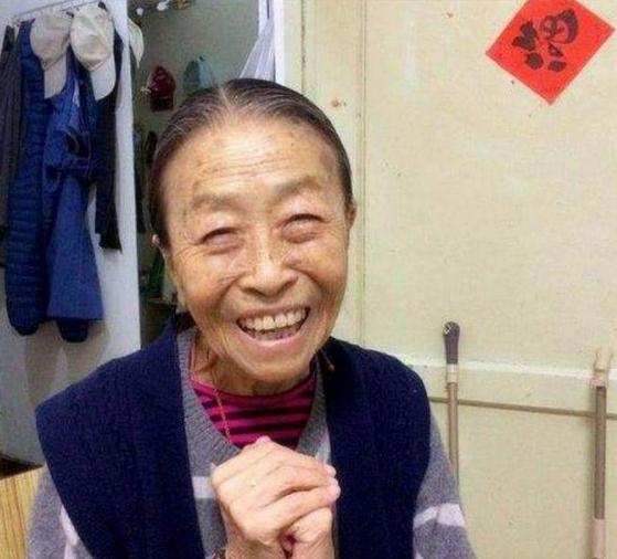 "丑娘"张少华病重,儿子不管,82岁住40平房,胡歌看望失声痛哭