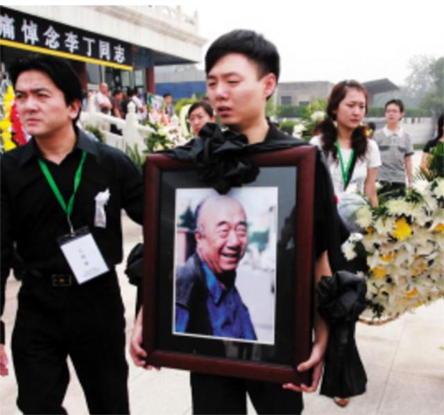 郭德纲一直将李丁视作师傅,著名导演顾长卫第一时间表达了哀思,正在