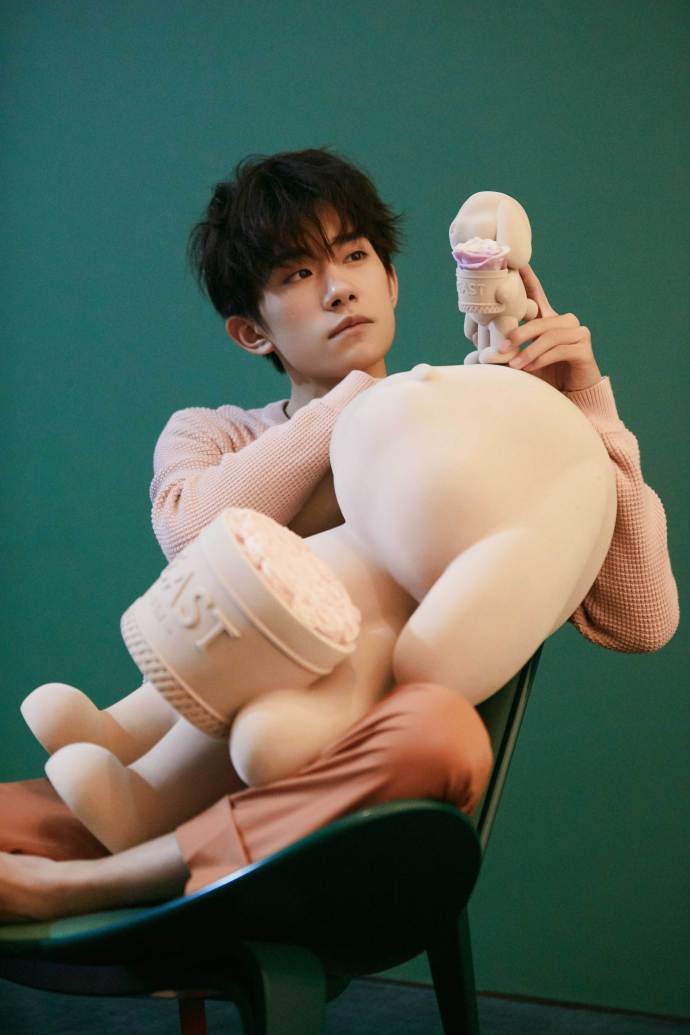 易烊千玺最新写真温柔治愈 赤脚出镜演绎少年童趣