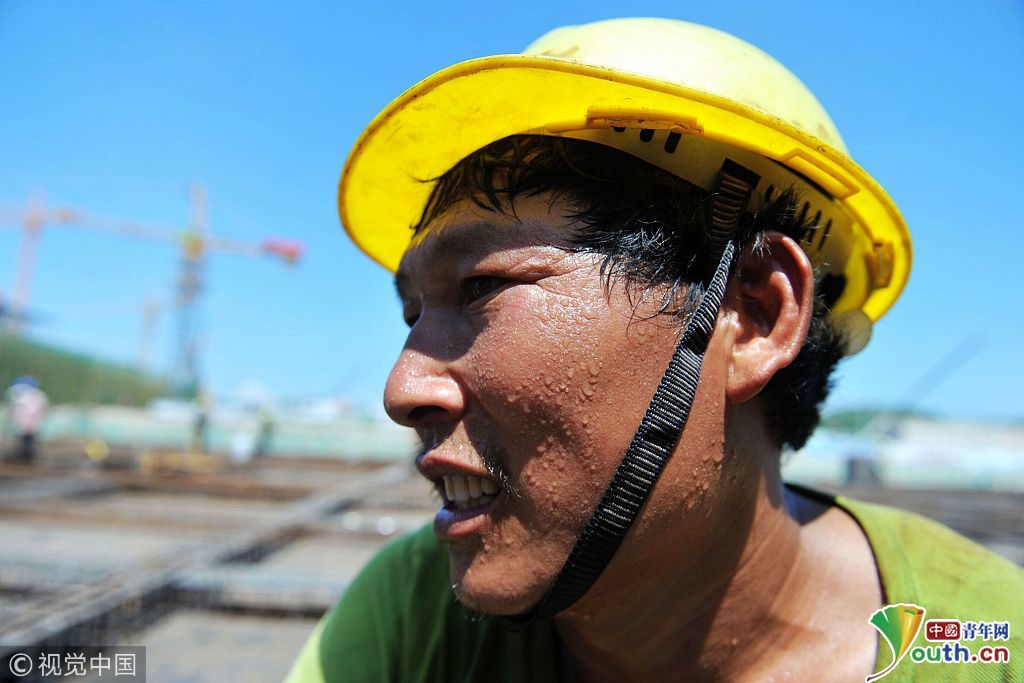 2018年8月3日,山东青岛火车西客站建筑工地,青岛城建集团钢筋工人在