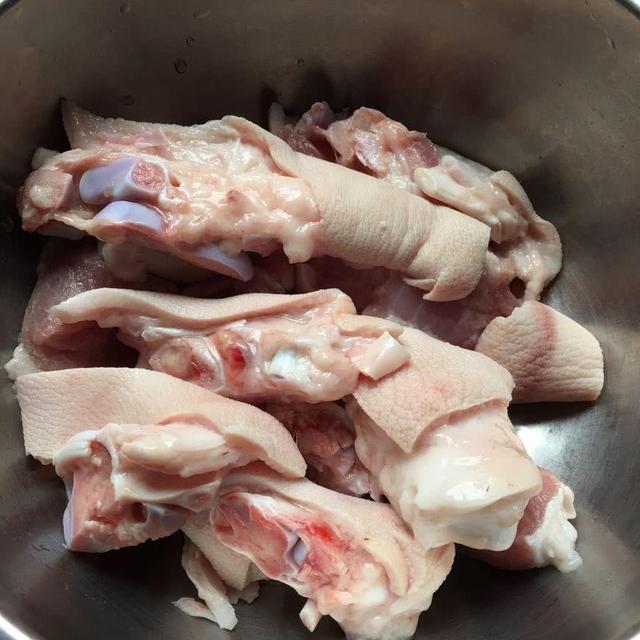 菜市场猪蹄20元一个,超市里只要10块,店员终于说出内情