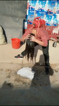 妹子,游乐园玩的地方多呢,跟小孩一起玩滑滑梯尴尬不