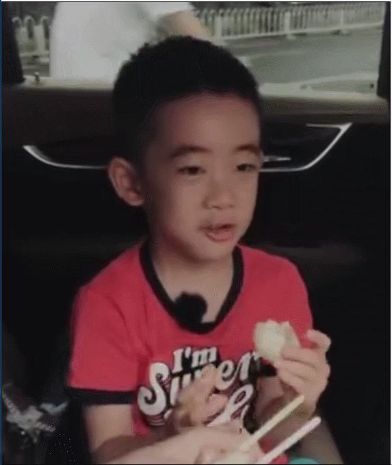 陈小春儿子jasper大口吃小笼包 吃相呆萌可爱