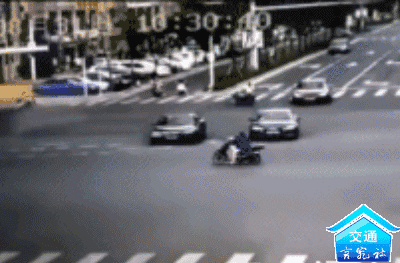 gif动图:不守规矩,还乱蹿的的电动车太可恨?