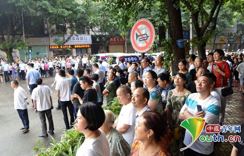 送别仪式开始前,许多未能进入广场的群众聚集在道路两旁.