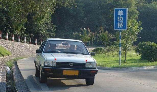 汽车前机盖上的两条线有啥用?驾校教练常提醒,可拿到