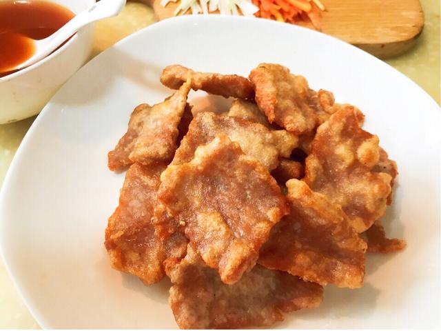4.肉片炸到表面金黄焦脆捞出备用