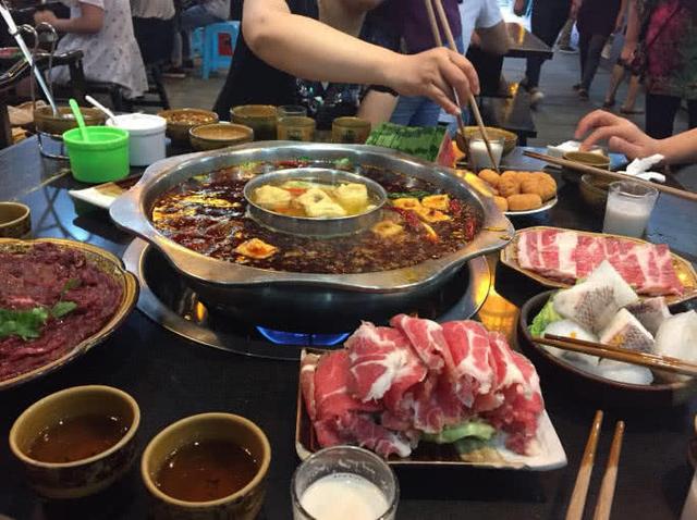 吃火锅时,千万不要吃完猪血,吃这3种食材,很容易引起