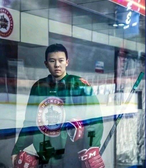 英达20岁小儿子年薪百万,44字显出对儿子骄傲,却对巴图毫无父爱