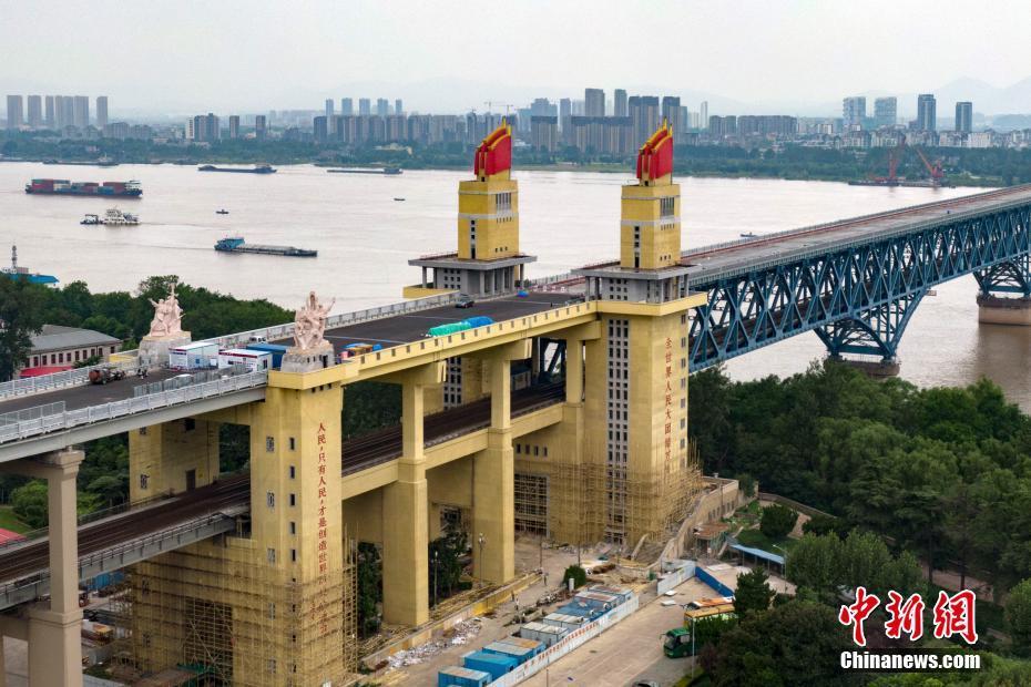 航拍南京长江大桥初露新颜
