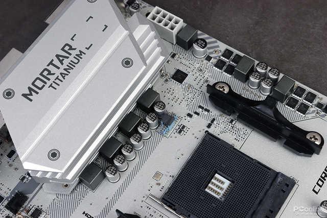 微星b450m迫击炮连pcb都镀成了白色,显得格外醒目,主板板型为matx