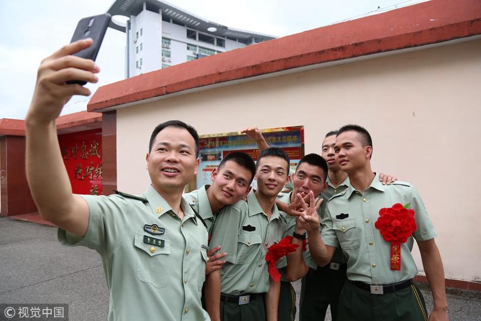 中青看点 热点频道 > 正文   武警南昌支队退伍老兵即将离开军营,与