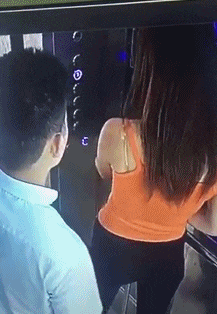 「搞笑gif动图」城里的媳妇没有见过猪,和猪较上劲了