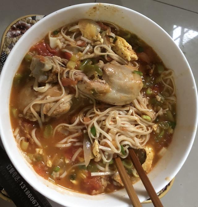 有时候就去超市买几只鸡腿,晚上回去做面条时放在里面.