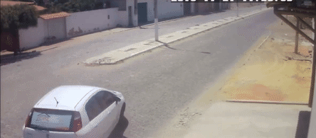 搞笑gif:见过倒霉的,没见过这么倒霉的