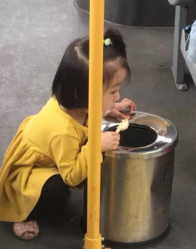 朋友圈点赞最高的偷拍照:你有教养的样子,跟你爸妈好像啊!