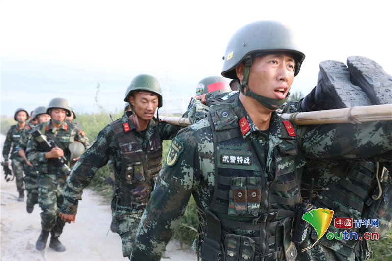 直击武警河北总队魔鬼周训练 极限挑战练精兵