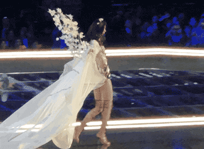 陈志朋穿长裙走秀摔倒,尴尬堪比奚梦瑶,但他的反应令