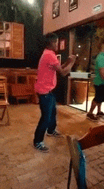 搞笑gif动图段子:开学啦,那个让你心慌慌的人又来了!