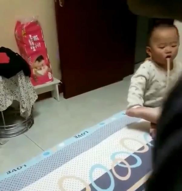 爸爸故意给宝宝闻自己的臭袜子，接下里宝宝的反应，亮了！