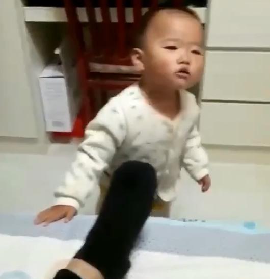 爸爸故意给宝宝闻自己的臭袜子，接下里宝宝的反应，亮了！