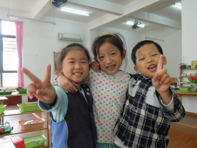 幼儿园男孩亲女孩，你会怎么想？男孩妈：没什么，这是孩子的友情