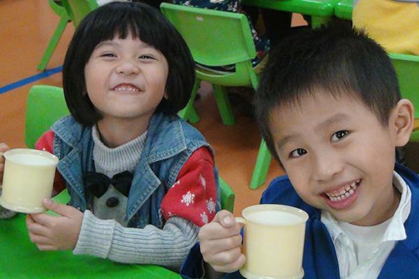 幼儿园男孩亲女孩，你会怎么想？男孩妈：没什么，这是孩子的友情