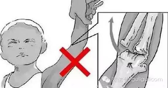 禁止这样牵孩子走路，手废了！