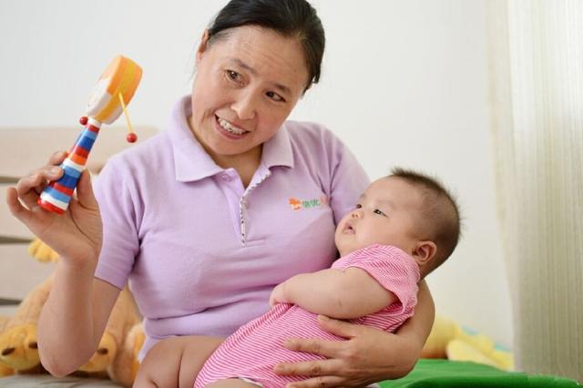 男月嫂更能帮产妇疏解情绪？产后抑郁，原因不只是“激素”