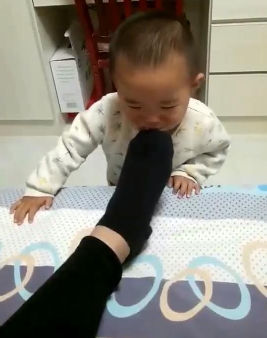 爸爸故意给宝宝闻自己的臭袜子，接下里宝宝的反应，亮了！