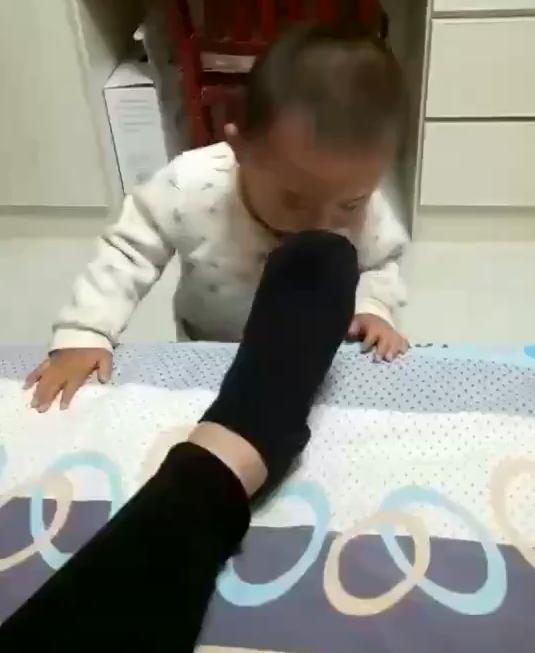 爸爸故意给宝宝闻自己的臭袜子，接下里宝宝的反应，亮了！